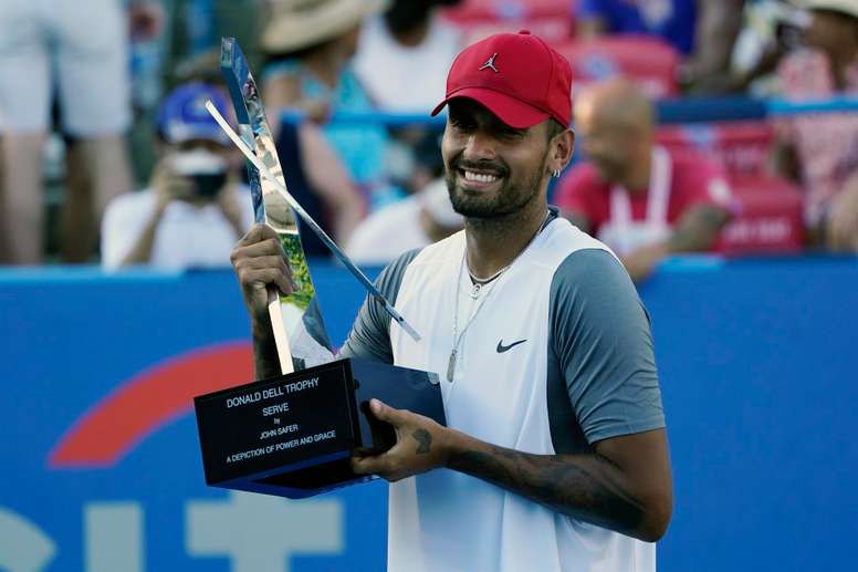 Nick Kyrgios de Australia celebra con el trofeo tras ganar el torneo ATP 500 de Washington ante Yoshihito Nishioka de Japón, este 7 de agosto de 2022. EFE/EPA/Will Oliver