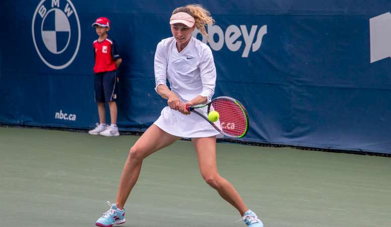 La tenista española Cristina Bucsa en acción en el Masters de Canadá, en Toront, ante la china Shuai Zhang, este 9 de agosto de 2022. EFE/ Julio César Rivas