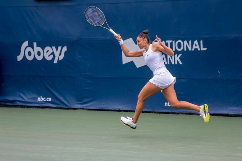 La tenista española Sara Sorribes Tormo en acción contra la estadounidense Claire Liu en la primera ronda del Masters de Canadá, hoy en Toronto. EFE/Julio César Rivas