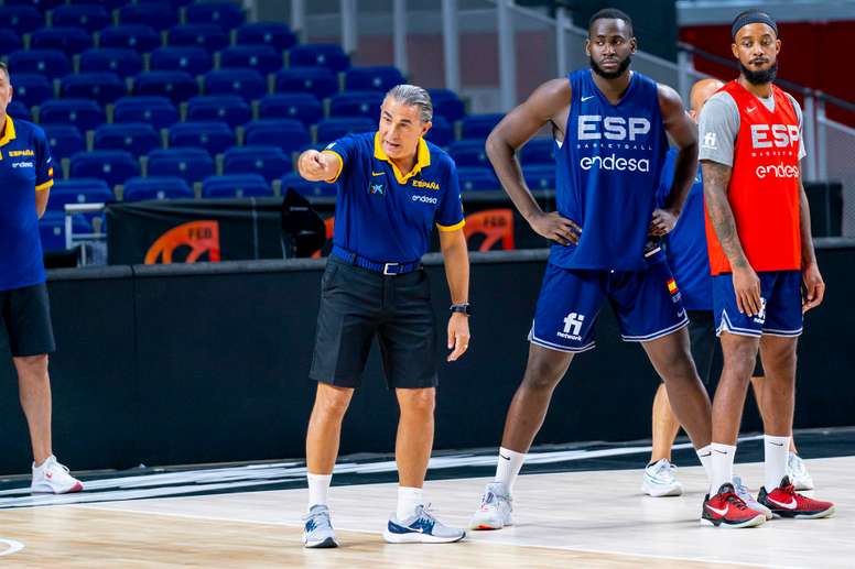El entrenador de la selección española de baloncesto, Sergio Scariolo, durante el entrenamiento de preparación para el Eurobasket 2022 celebrado en el WiZink Center, en Madrid. EFE/FEB/Alberto Nevado