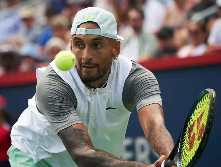 Nick Kyrgios de Australia en acción frente a Daniil Medvedev de Rusia durante el Masters 1.000 de Montreal (Canadá), este 10 de agosto de 2022. EFE/EPA/Andre Pichette