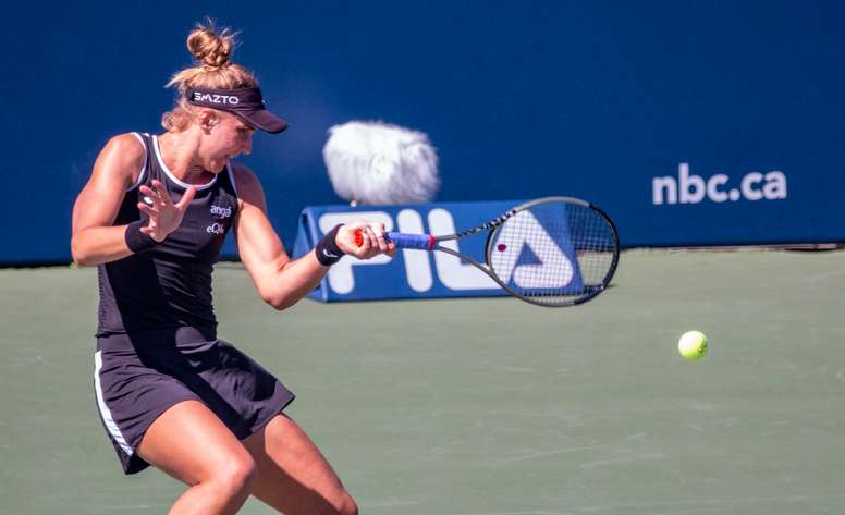 La tenista brasileña Beatriz Haddad Maia en acción contra la polaca Iga Swiatek en el Masters de Canadá, hoy en Toronto (Canadá). EFE/Julio César Rivas