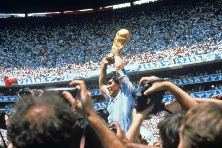 Imagen de archivo del argentino Diego Armando Maradona con la Copa del Mundo tras derrotar la selección argentina a Alemania por tres goles a dos, en la final disputada en el estadio Azteca de la capital mexicana. EFE/ra/Archivo