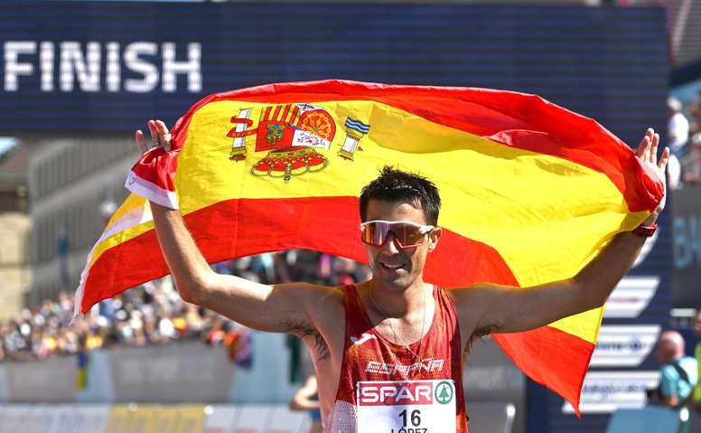 El atleta español Miguel Ángel López celebra el título europeo de 35 km marcha en Múnich, Alemania. EFE/EPA/FILIP SINGER