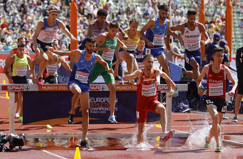El atleta español Sebastian Martos (C) durante las semifinales de 3.000 m obstáculos de los Europeos de Múnich. EFE/EPA/RONALD WITTEK