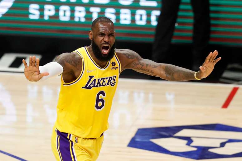 James, de 37 años, se quedará en los Lakers al menos hasta 2024 y su contrato incluye una opción para extenderlo hasta la temporada 2024-2025. Foto de archivo. EFE/EPA/CAROLINE BREHMAN