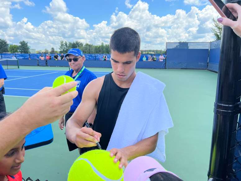 El tenista español Pablo Alcaraz firma unos autógrafos tras una sesión de entrenamiento hoy, en Cincinnati (Estados Unidos). EFE/ Andrea Montolivo