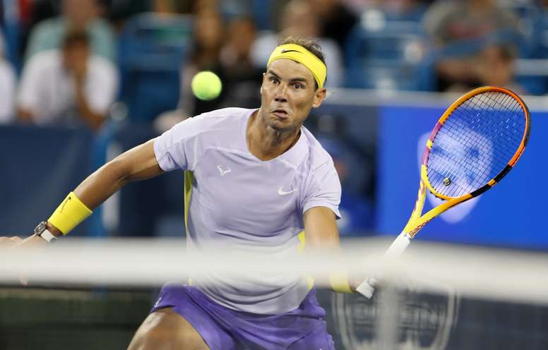 Rafael Nadal de España devuelve una pelota a Borna Coric de Croacia hoy, durante un partido de la segunda ronda del Masters 1.000 de Cincinnati, en el Centro de Tenis Lindner Family, en Mason (EE.UU.). EFE/Mark Lyons
