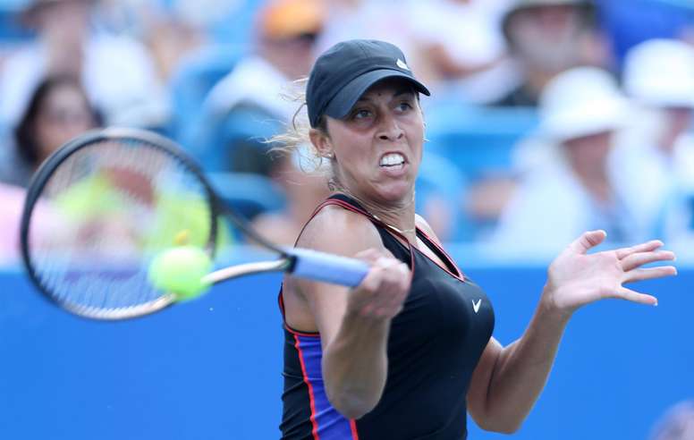 La tenista estadounidense Madison Keys devuelve hoy una pelota contra la polaca Iga Swiatek, durante un partido por la tercera ronda del Masters de Cincinnati en el Lindner Family Tennis Center de Mason, Ohio (EE.UU). EFE/ Mark Lyons