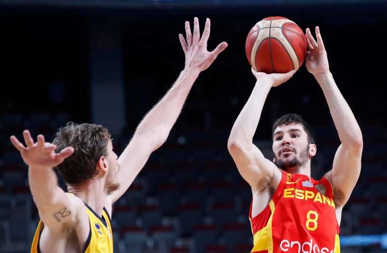 El jugador de baloncesto español, Dario Brizuela (d) en una foto de archivo. EFE/EPA/TOMS KALNINS