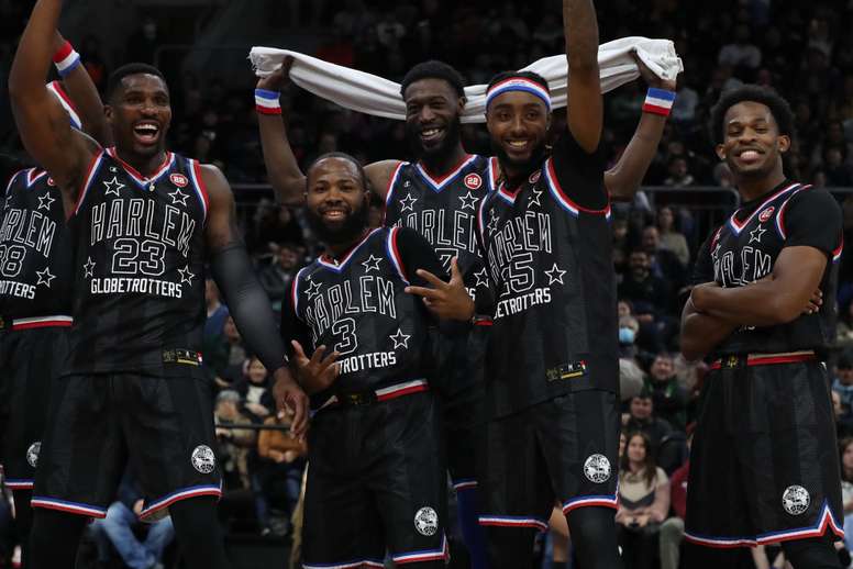 Integrantes de los Globetrotters posan hoy, en un partido de exhibición entre The Harlem Globetrotters y Washington Generals en Antel Arena en Montevideo (Uruguay). EFE/Raúl Martínez
