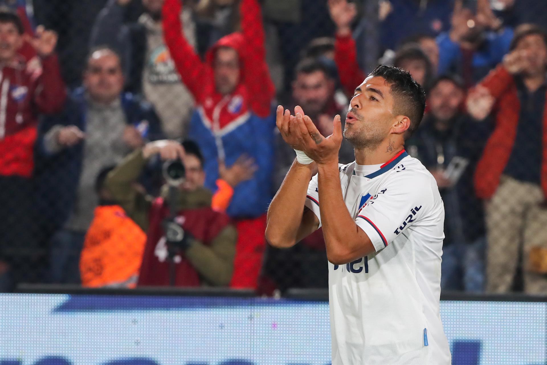 Buenas noticias para Luis Suárez: Nacional alcanzó la cima en Uruguay