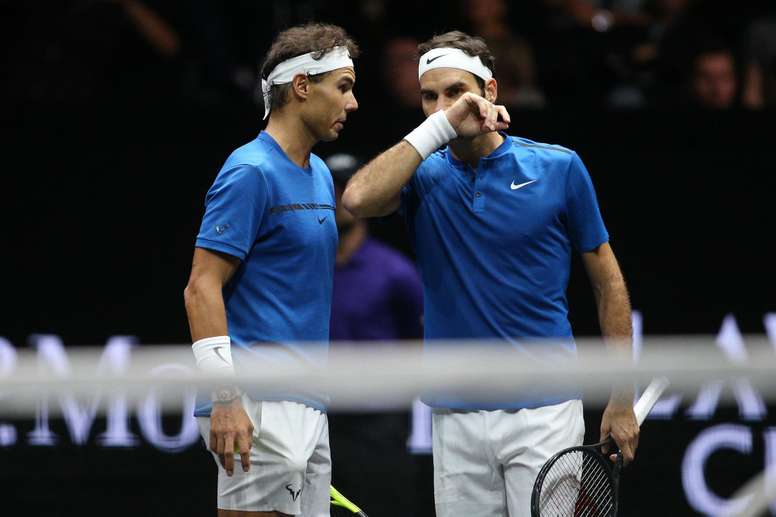 Rafael Nadal y Roger Federer, durante el partido de dobles de la primera edición de la Laver Cup disputada en 2017 en Praga. EFE/EPA/MILAN KAMMERMAYER