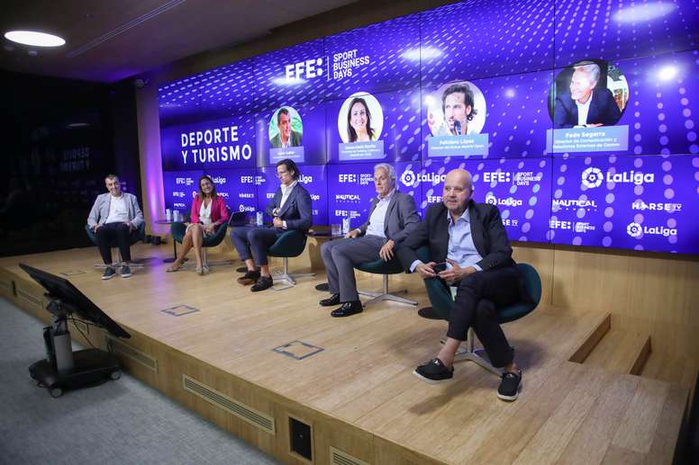 El director general de La Vuelta, Javier Guillén; la directora de Turismo, Culturas y Deporte de CEOE, Inmaculada Benito; el director del Mutua Madrid Open, Feliciano López; el director Comunicación de Damm, Fede Segarra, y Luis Villarejo, director de Deportes de la Agencia Efe, participan en el evento Deporte y Turismo celebrado en el marco de la VII edición de EFE Sport Business Days, que aborda la relación existente entre Deporte y Turismo, el papel de ambos como dinamizadores de la economía y la importancia de los grandes acontecimientos deportivos en la industria turística, en Madrid. EFE/ David Fernández