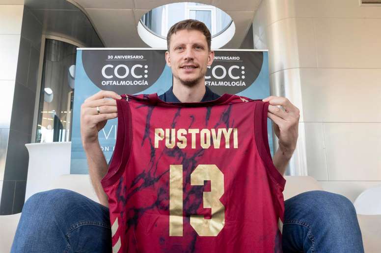 El jugador de baloncesto ucraniano Artem Pustovyi, durante su presentación como nuevo jugador del UCAM Murcia. EFE/Marcial Guillén