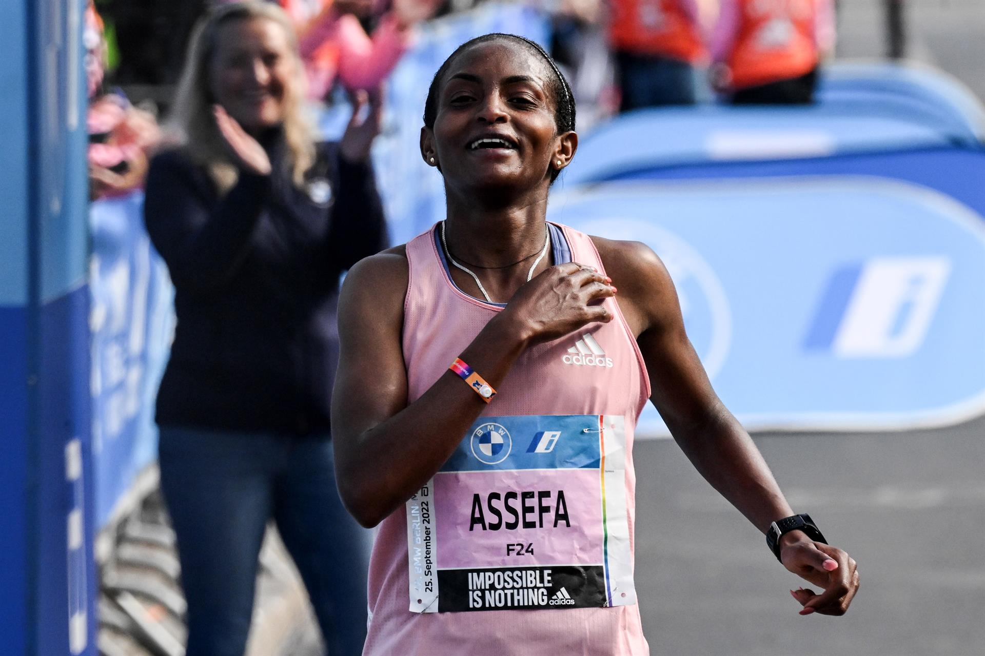 La etíope Tigist Assefa gana el maratón de Berlín con un registro de 2h