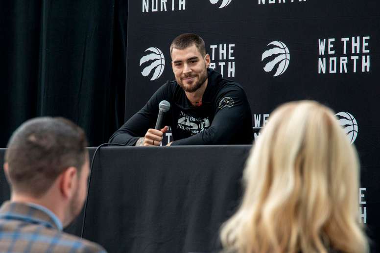 El jugador español de baloncesto Juancho Hernangómez habla durante una conferencia de prensa hoy, en Toronto (Canadá). EFE/Julio César Rivas