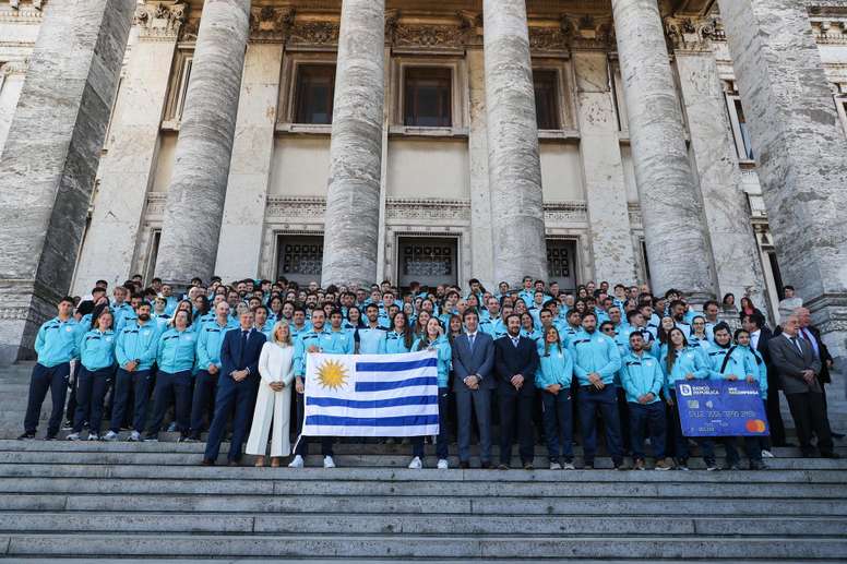 La delegación de deportistas de Uruguay que viajarán a Asunción para su participación en los XII Juegos Suramericanos posan con la vicepresidenta del país, Beatriz Argimón (i), y demás autoridades, hoy. EFE/ Alejandro Prieto