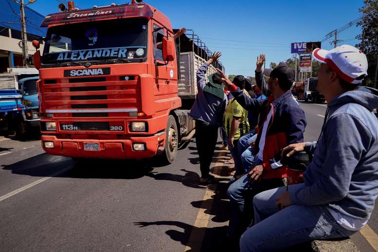 Camioneros y conductores de plataformas digitales protestan contra el precio de los combustibles, en una fotografía de archivo. EFE/Nathalia Aguilar