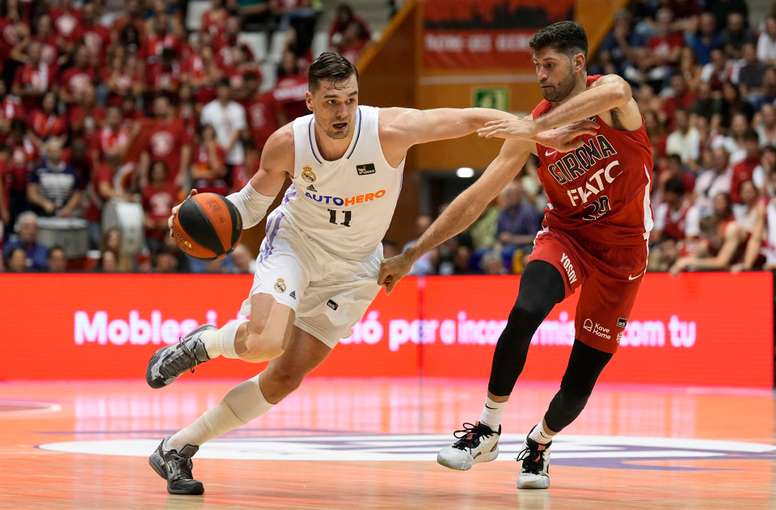El alero argentino del Bàsquet Girona Patricio Garino (d) ante el escolta croata del Real Madrid Mario Hezonja durante un partido correspondiente a la primera jornada de la Liga Endesa disputado entre el Bàsquet Girona y el Real Madrid en el Pabellón Municipal Girona-Fontajau en Girona. EFE/ David Borrat