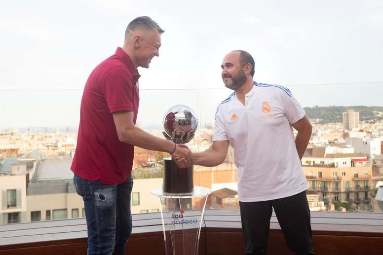 El entrenador del FC Barcelona, Sarunas Jasikevicius, y el del Real Madrid, Chus Mateo, en la presentación de la final de la pasada Liga Endesa. EFE/Marta Pérez