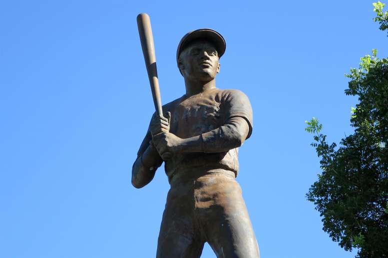 Fotografía de la estatua dedicada al fallecido pelotero puertorriqueño Roberto Clemente, el 29 de septiembre de 2022, en San Juan (Puerto Rico). EFE/ Jorge Muñiz
