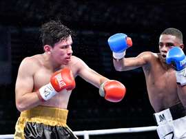 Fotografía de archivo sin fecha cedida por el diario El Heraldo que muestra al Boxeador Colombiano Luis Quiñones (i) durante una pelea. EFE/ Diario El Heraldo