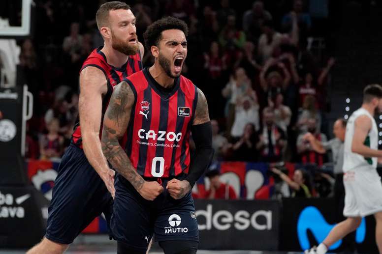 El base estadounidense del Baskonia Markus Howard celebra una canasta durante el partido de la primera jornada de la Liga Endesa que Baskonia y Unicaja este viernes en el Buesa Arena, en Vitoria. EFE/ L. Rico