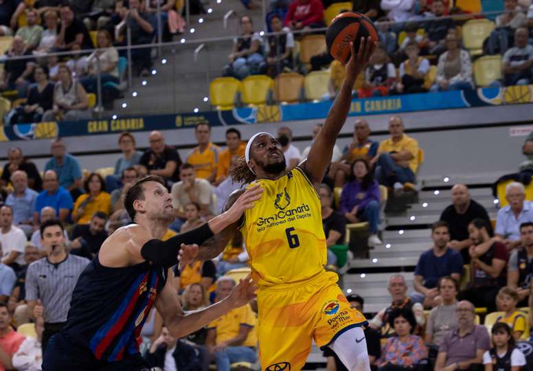 El jugador del Gran Canaria, Albicy (d), y el jugador del Barça, Jan Vesely (i), durante el partido de la primera jornada de Liga ACB jugado este viernes en el Gran Canaria Arena. EFE/Quique Curbelo