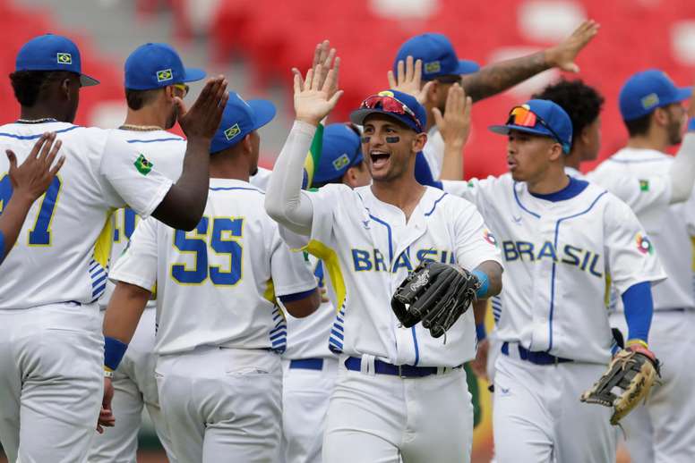 Jugadores de Brasil celebran tras vencer a Nueva Zelanda hoy, en un juego de los clasificatorios para el Clásico Mundial de Béisbol 2022 en el estadio Rod Carew, en Ciudad de Panamá (Panamá). EFE/Bienvenido Velasco