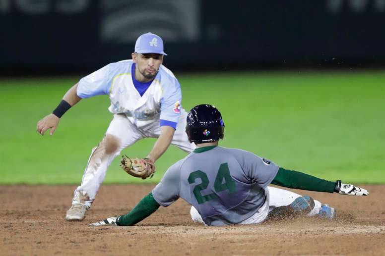 Exequiel Talevi (i) de Argentina atrapa una pelota en segunda base frente a Umair Imdad Bhatti de Pakistán hoy, en un juego de los Clasificatorios para el Clásico Mundial de Béisbol 2022 entre Pakistán y Argentina en el estadio Rod Carew en Ciudad de Panamá (Panamá). EFE/Bienvenido Velasco