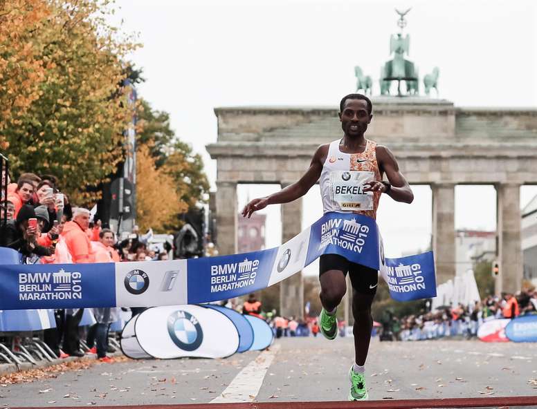 El atleta etíope Kenenisa Bekele durante el maratón de Berlín en 2019 EFE/EPA/HAYOUNG JEON/Archivo