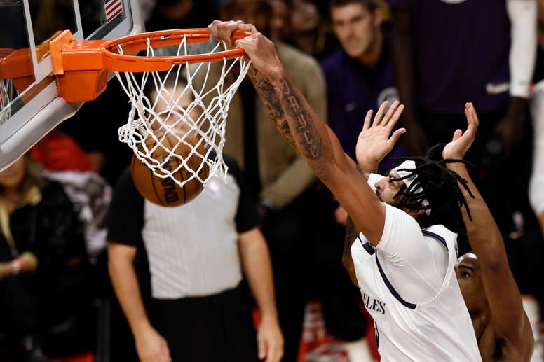Anthony Davis de Los Angeles Lakers en acción frente a los Brooklyn Nets en el Crypto.com Arena, en Los Ángeles, California (EE.UU.), en una imagen de archivo. EFE/EPA/Etienne Laurent