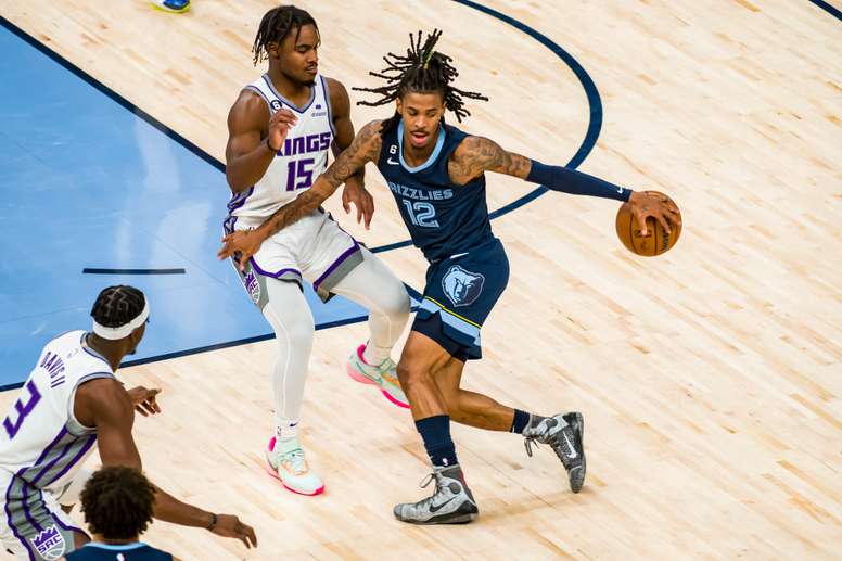 Un recuperado Ja Morant (dch), de los Memphis Grizzlies, durante el partido de hoy ante los Sacramento Kings. EFE/Matthew A. Smith