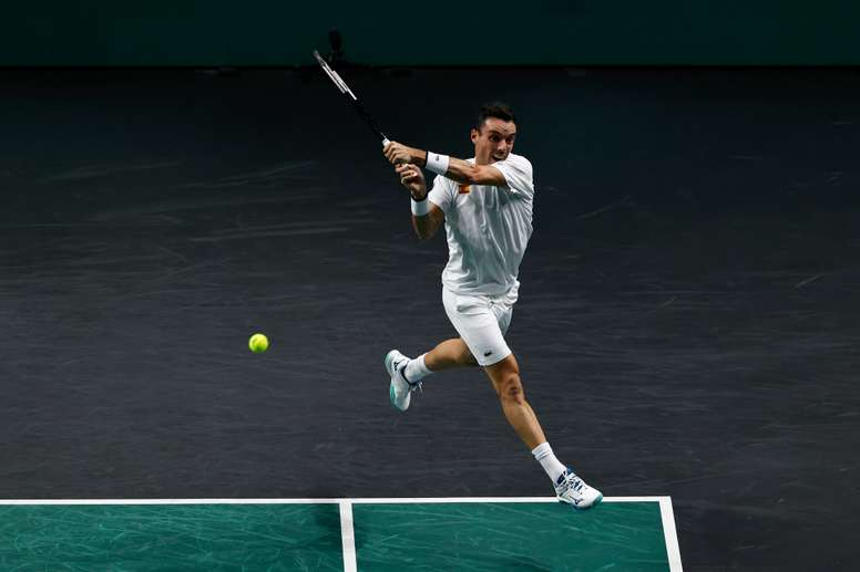 El español Roberto Bautista devuelve la bola al croata Borna Coric durante el partido de cuartos de final de la Copa Davis que disputan los equipos de Croacia y Eepaña, en el Palacio de Deportes José María Martín Carpena de Málaga. EFE/ Julio Munoz