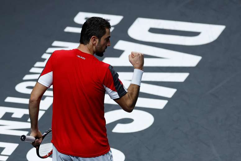 El croata Marin Cilic celebra un punto ante el español Pablo Carreño durante el partido de cuartos de final de la Copa Davis que disputan los equipos de Croacia y España, este miércoles en el Palacio de Deportes José María Martín Carpena de Málaga. EFE/ Julio Muñoz