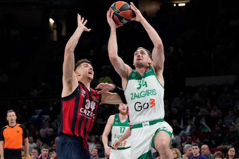 El ala-pívot estadounidense del Zalgiris Tyler Cavanaugh (d) lanza a canasta ante la defensa de su compatriota, Daulton Hommes (i), del Baskonia, durante el partido de la novena jornada de la Euroliga de baloncesto disputado este miércoles en Vitoria. EFE/L. Rico