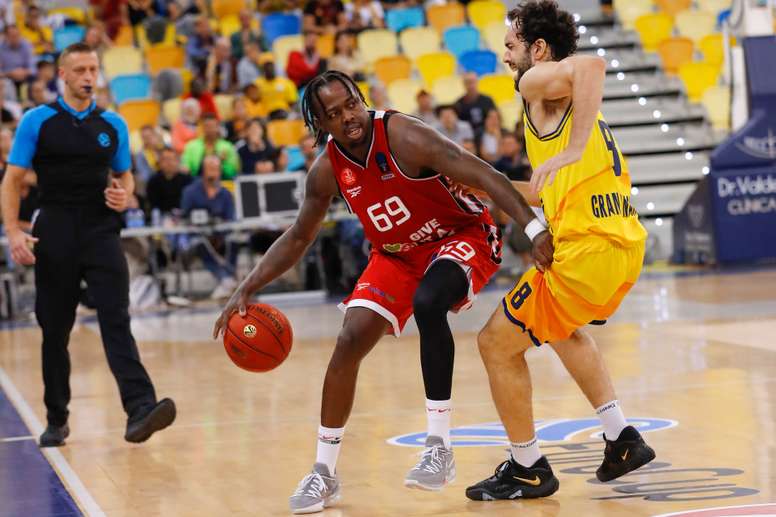 El jugador del Hapoel Tel Aviv Brown (i) y el jugador del Gran Canaria Benite (d) durante el partido de la quinta jornada de la Eurocup, disputado este miércoles en el Gran Canaria Arena, en Las Palmas de Gran Canaria. EFE/ Elvira Urquijo A.
