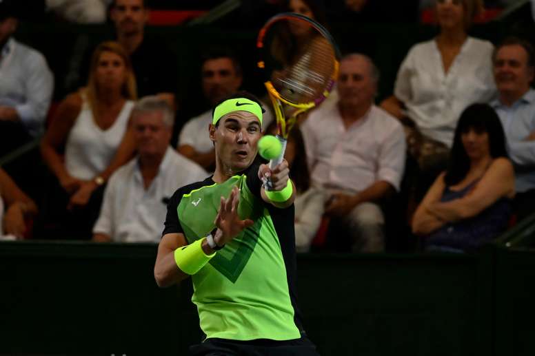 El tenista español Rafael Nadal en acción ante el noruego Casper Ruud durante un partido de exhibición, hoy, en el estadio Parque Roca, en Buenos Aires (Argentina). EFE/Matias Campaya