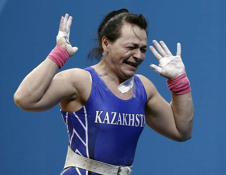 La kazaja Svetlana Podobedova, una de las deportistas a las que se le retiró su medalla de oro tras el reanálisis de sus muestras con nuevos métidos antidopaje, el día que celebró su oro y récord olímpico en la categoría de 75 kilos en los Juegos Olímpicos de Londres 2012. EFE/Jesús Diges