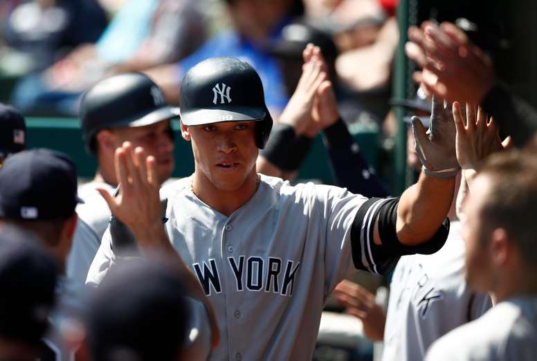Fotografía de archivo en la que se registró a Aaron Judge, bateador y jardinero estelar de los Yanquis de Nueva York, quien renovó con la novena del Bronx por las próximas nueve temporadas. EFE/Larry W. Smith