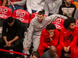 El jugador español Juancho Hernangómez reacciona en el banquillo hoy, durante un partido de la NBA entre los Toronto Raptors y los Ángeles Lakers, en Toronto (Canadá). EFE/ Julio César Rivas
