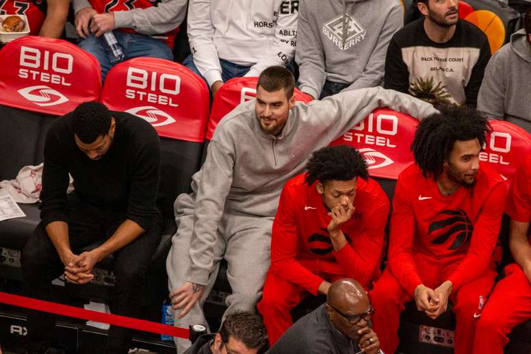 El jugador español Juancho Hernangómez reacciona en el banquillo hoy, durante un partido de la NBA entre los Toronto Raptors y los Ángeles Lakers, en Toronto (Canadá). EFE/ Julio César Rivas