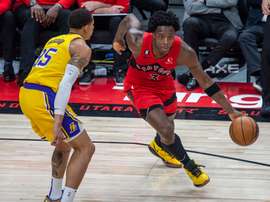 O.G. Anunoby (d) de los Toronto Raptors en acción ante Juan Toscano-Anderson de los Ángeles Lakers hoy, durante un partido de la NBA en el Scotiabank Arena de Toronto (Canadá). EFE/ Eduardo Lima