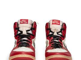 Fotografía cedida por Christies donde se muestra un par de zapatillas Air Jordan 1, el primer modelo de zapatillas creadas por Nike para Michael Jordan, que la estrella de la NBA lució sobre la cancha en 1985 y que se vendió durante una subasta por 189.000 dólares (incluida la prima del comprador). EFE/Christies