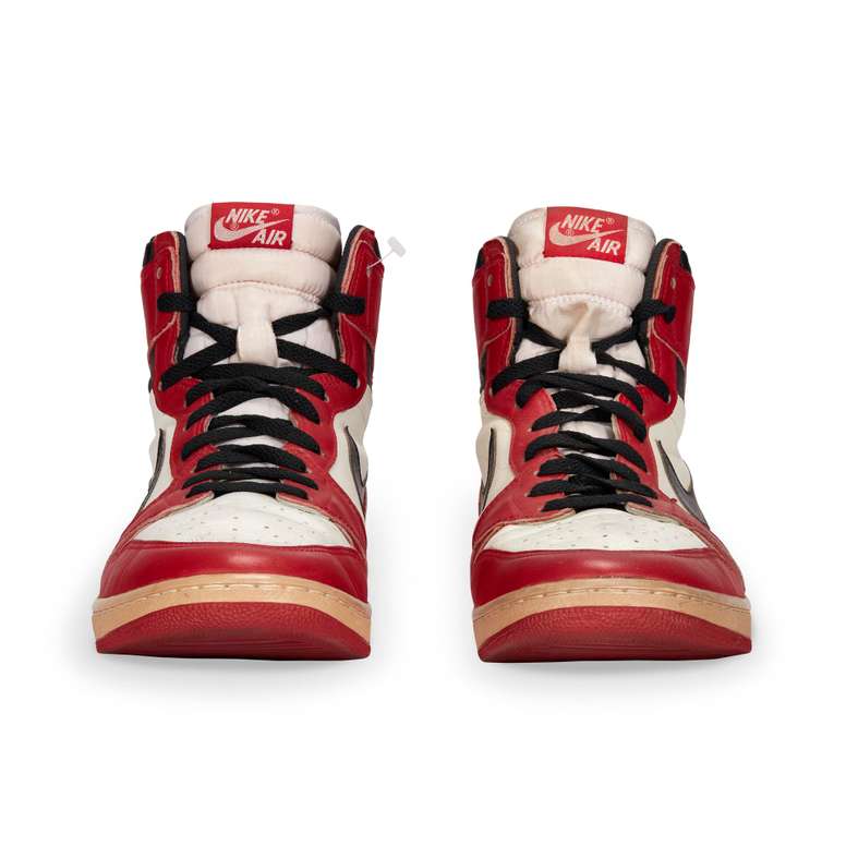 Fotografía cedida por Christies donde se muestra un par de zapatillas Air Jordan 1, el primer modelo de zapatillas creadas por Nike para Michael Jordan, que la estrella de la NBA lució sobre la cancha en 1985 y que se vendió durante una subasta por 189.000 dólares (incluida la prima del comprador). EFE/Christies