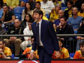 El entrenador del Valencia Alex Mumbru, durante el partido ante el Maccabi.EFE/EPA/ATEF SAFADI corrections