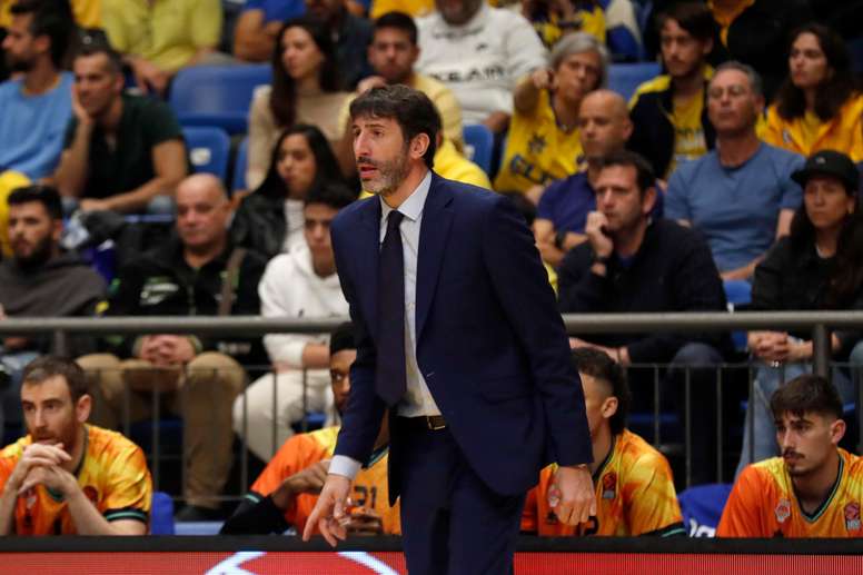 El entrenador del Valencia Alex Mumbru, durante el partido ante el Maccabi.EFE/EPA/ATEF SAFADI corrections