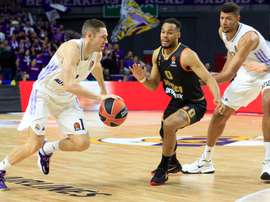 El alero del Real Madrid Fabien Causeur (i) avanza con el balón defendido por Elie Okobo (c), de AS Mónaco, durante el partido de la jornada de 12 de la EuroLiga que se jugó en el WiZink Center, en Madrid. EFE/ZIPI ARAGÓN