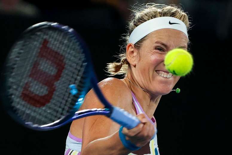 Victoria Azarenka, de Bielorrusia, en el partido que ganó en cuartos de final del Abierto de Australia a la estadounidense Jessica Pegula. EFE/EPA/FAZRY ISMAIL